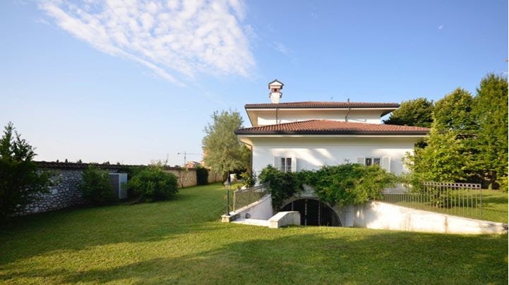 Brianza: prestigiosa villa ad Agrate Brianza (Mb)
