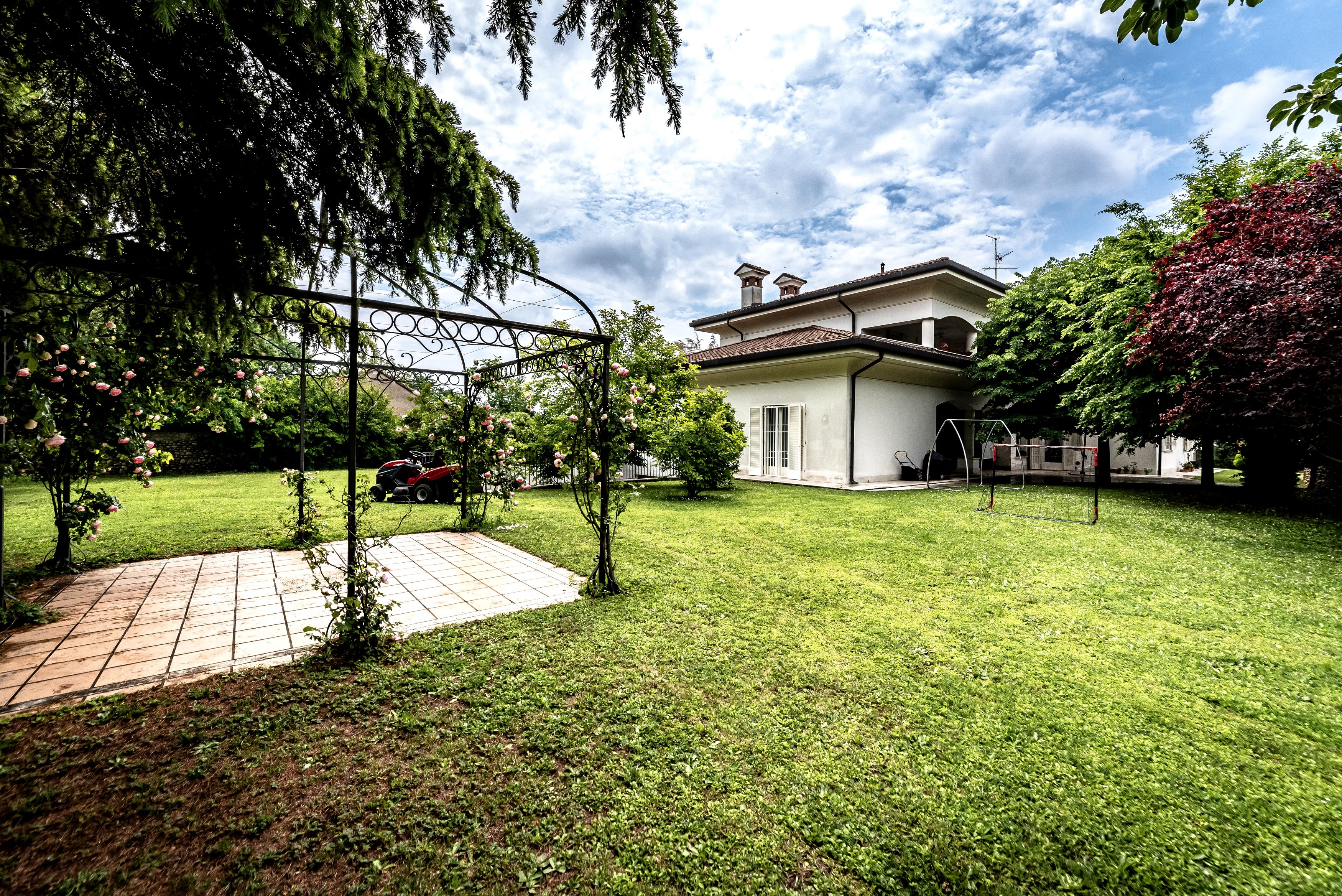 Brianza: prestigiosa villa ad Agrate Brianza (Mb)